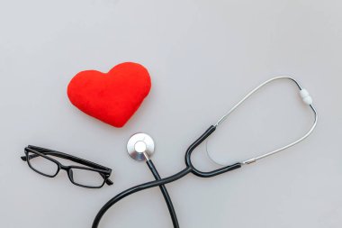 Tıbbi ekipman stetoskop veya fonndoskop gözlük ve kırmızı kalp beyaz arka plan üzerinde izole. Doktor için alet cihazı. Sağlık hayat sigortası kavramı