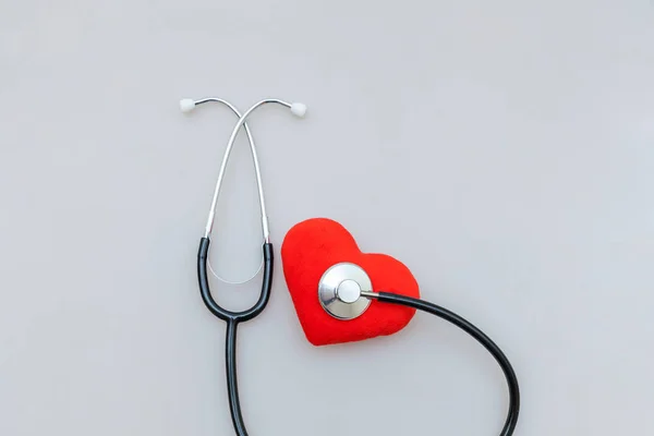 Equipo médico estetoscopio o fonendoscopio y corazón rojo aislado sobre fondo blanco. Instrumento para médico. Concepto de seguro de vida de salud — Foto de Stock