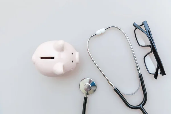 Medicina equipo médico estetoscopio o fonendoscopio alcancía gafas aisladas sobre fondo blanco —  Fotos de Stock