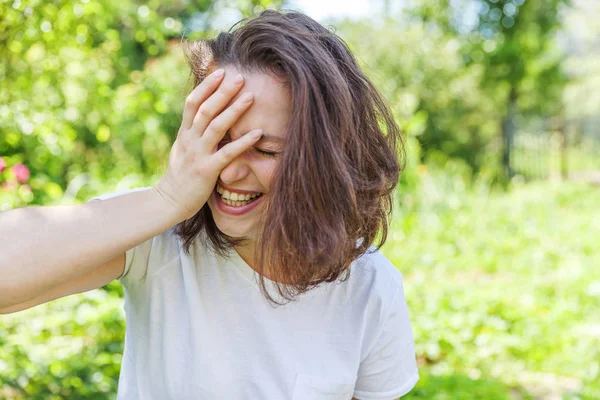 Menina feliz sorrindo. Retrato de beleza jovem feliz positivo rindo morena mulher no parque ou jardim fundo — Fotografia de Stock