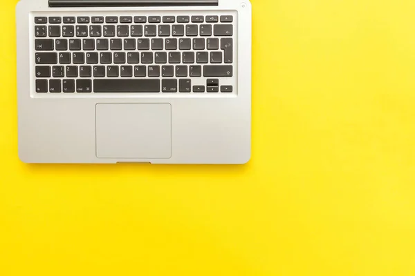 Klawiatura laptop komputer izolowane na żółtym tle biurka. Nowoczesna technologia informacyjna i postęp w zakresie SOFWARE — Zdjęcie stockowe