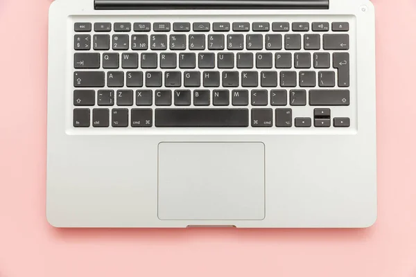 Klawiatura laptop komputer na białym tle na różowy pastel biurko. Nowoczesna technologia informacyjna i postęp w zakresie SOFWARE — Zdjęcie stockowe