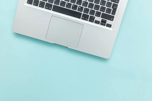 Klawiatura laptop komputer na białym tle na niebieskim tle biurka. Nowoczesna technologia informacyjna i postęp w zakresie SOFWARE — Zdjęcie stockowe