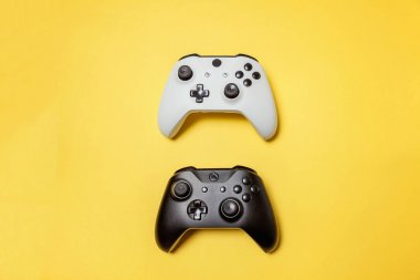 Sarı arka planda beyaz ve siyah iki joystick. Bilgisayar oyun Yarışması videogame kontrol çatışma kavramı