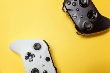 Sarı arka planda beyaz ve siyah iki joystick. Bilgisayar oyun Yarışması videogame kontrol çatışma kavramı