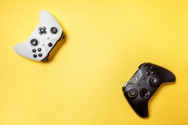 Sarı arka planda beyaz ve siyah iki joystick. Bilgisayar oyun Yarışması videogame kontrol çatışma kavramı
