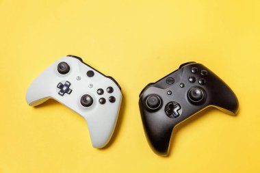 Sarı arka planda beyaz ve siyah iki joystick. Bilgisayar oyun Yarışması videogame kontrol çatışma kavramı