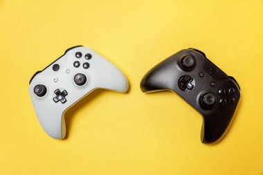 Sarı arka planda beyaz ve siyah iki joystick. Bilgisayar oyun Yarışması videogame kontrol çatışma kavramı