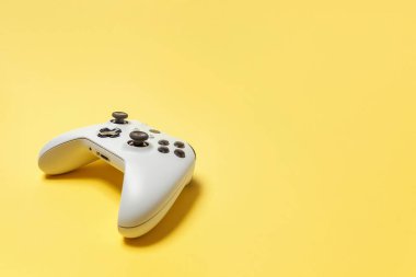 Sarı arka planda beyaz joystick. Bilgisayar oyun rekabet videooyunu kontrol çatışma kavramı
