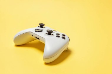 Sarı arka planda beyaz joystick. Bilgisayar oyun rekabet videooyunu kontrol çatışma kavramı