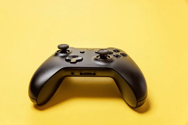 Joystick noir sur fond jaune. Concurrence de jeux vidéo concept de confrontation de contrôle de jeu vidéo — Photo