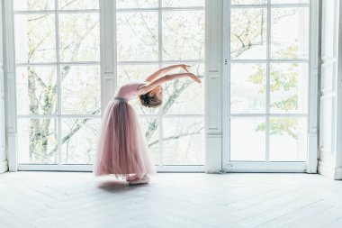 Genç balerin dans sınıf