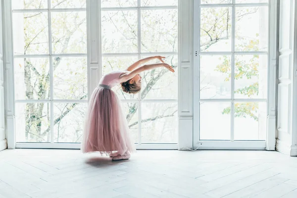 Genç balerin dans sınıf