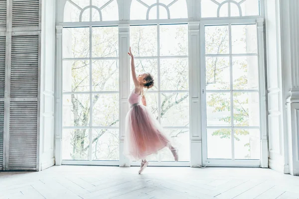 Mladá baletka v taneční třídě — Stock fotografie