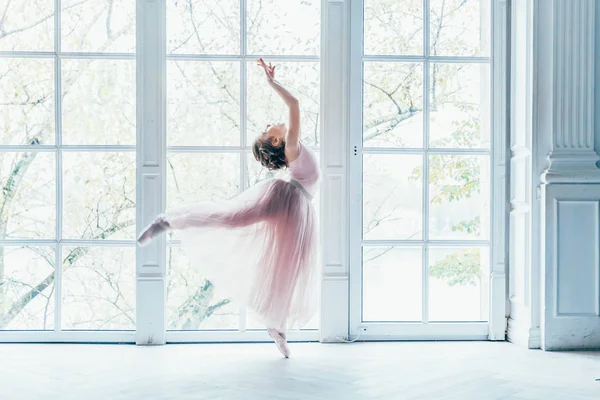 Jeune danseuse de ballet en cours de danse — Photo