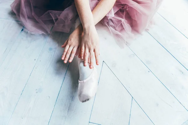 Bailarina manos pone zapatos puntiagudos en la pierna en clase de baile —  Fotos de Stock