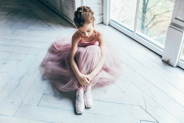 Jeune danseuse de ballet en cours de danse — Photo