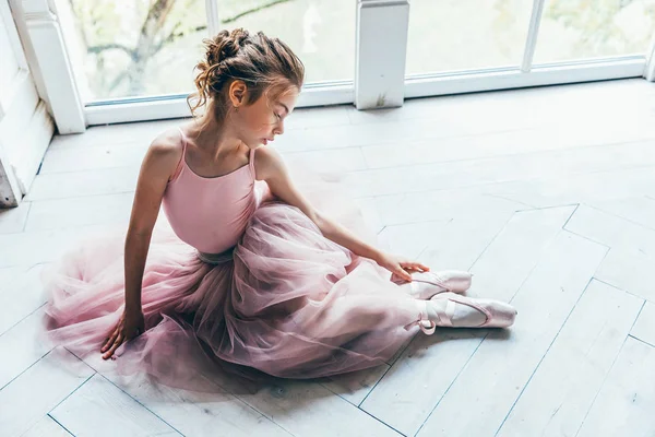 Jeune danseuse de ballet en cours de danse — Photo