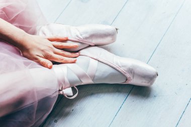 Balerin eller dans dersi bacağından pointe ayakkabı koyar