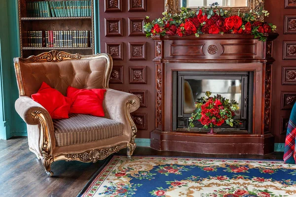Luxus klassischen Interieur der Heimbibliothek. Wohnzimmer mit Bücherregal, Büchern, Sessel, Sofa und Kamin — Stockfoto