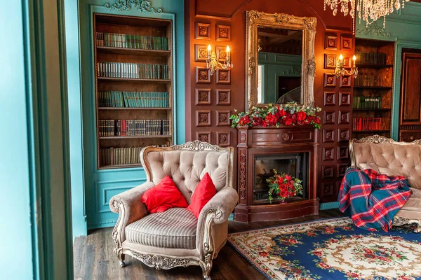 Interior clássico de luxo da biblioteca doméstica. Sala de estar com estante, livros, cadeira de braço, sofá e lareira — Fotografia de Stock