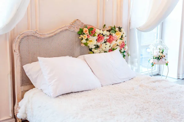 Piękne białe jasne czyste wnętrze sypialni w luksusowym stylu barokowym — Zdjęcie stockowe