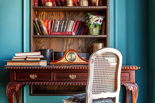 Interior clássico de luxo da biblioteca doméstica. Sala de estar com estante, livros, mesa e cadeira — Fotografia de Stock