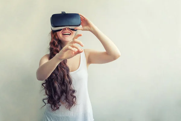 Sorria jovem usando óculos realidade virtual VR capacete headset no fundo branco. Smartphone usando com óculos de realidade virtual — Fotografia de Stock