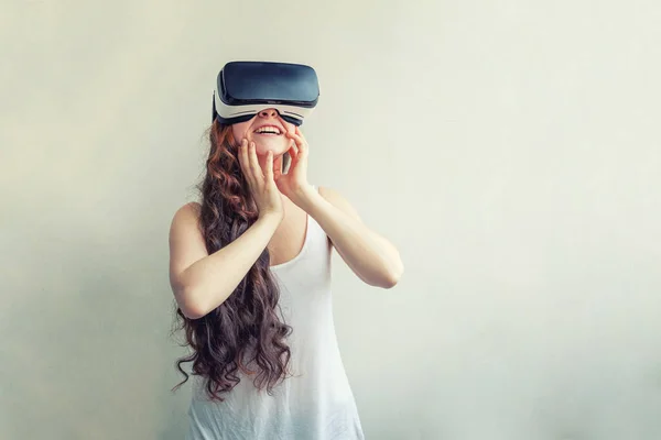 Sorria jovem usando óculos realidade virtual VR capacete headset no fundo branco. Smartphone usando com óculos de realidade virtual — Fotografia de Stock