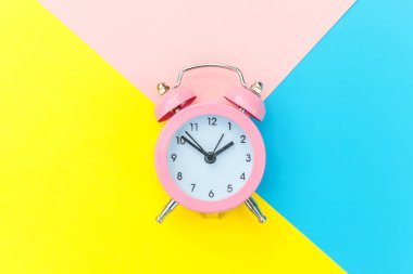 Vintage alarm saati mavi sarı pembe pastel renkli trendy geometrik arka plan üzerinde izole
