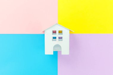 Mavi sarı pembe mor pastel renkli trendy geometrik arka plan izole minyatür beyaz oyuncak ev