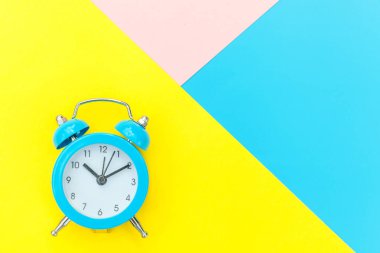 Vintage alarm saati mavi sarı pembe pastel renkli trendy geometrik arka plan üzerinde izole
