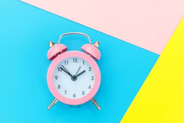 Vintage alarm saati mavi sarı pembe pastel renkli trendy geometrik arka plan üzerinde izole