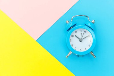 Vintage alarm saati mavi sarı pembe pastel renkli trendy geometrik arka plan üzerinde izole