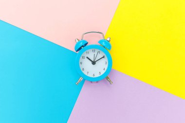 Vintage alarm saati mavi sarı pembe pastel renkli trendy geometrik arka plan üzerinde izole