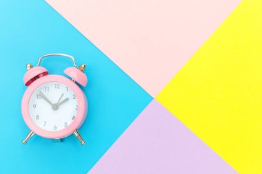 Vintage alarm saati mavi sarı pembe pastel renkli trendy geometrik arka plan üzerinde izole