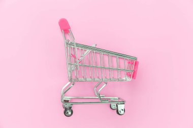 Pembe pastel renkli arka planda izole küçük süpermarket bakkal oyuncak Push cart