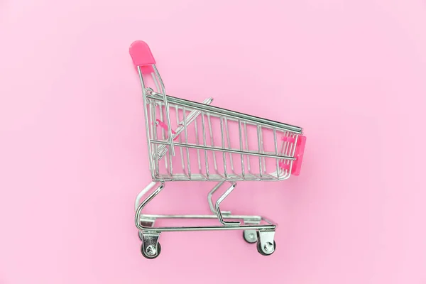 ピンクのパステルカラフルな背景に隔離された小さなスーパーマーケットの食料品のおもちゃのプッシュカート — ストック写真