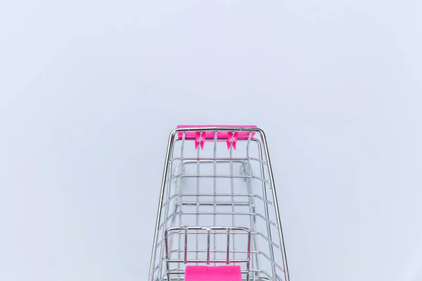 Petit supermarché épicerie jouet pousser chariot sur fond blanc — Photo