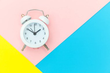 Vintage alarm saati mavi sarı pembe pastel renkli trendy geometrik arka plan üzerinde izole