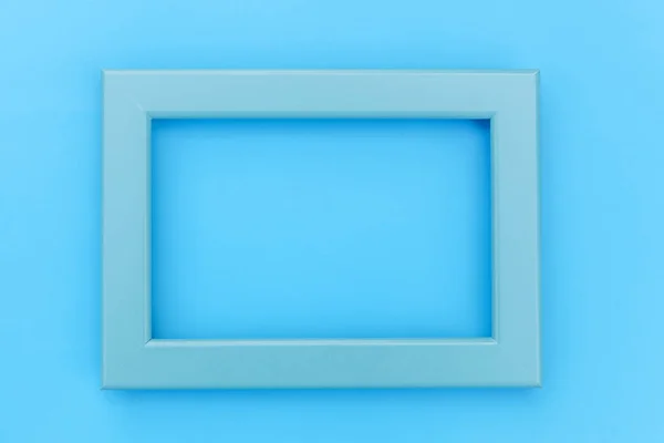 Einfach Design mit leeren blauen Rahmen isoliert auf blauem pastellfarbenem Hintergrund — Stockfoto