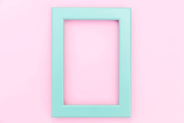 Pembe pastel renkli arka planda izole boş mavi çerçeve ile basitçe tasarım