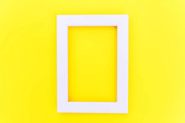 Helt enkelt designa med Tom rosa ram isolerad på gul färgglad trendig bakgrund — Stockfoto