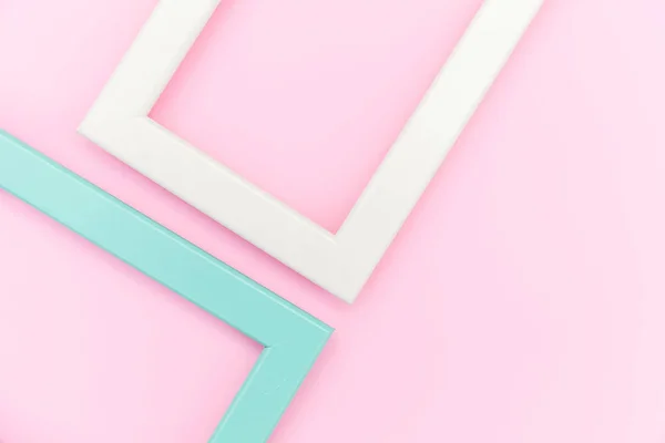 Eenvoudig te ontwerpen met lege roze en blauwe frame geïsoleerd op roze pastel kleurrijke achtergrond — Stockfoto