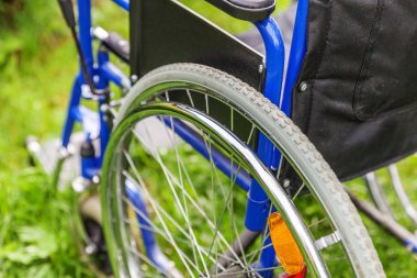 Hasta Hizmetleri için bekleyen hastane parkında çim boş tekerlekli sandalye ayakta