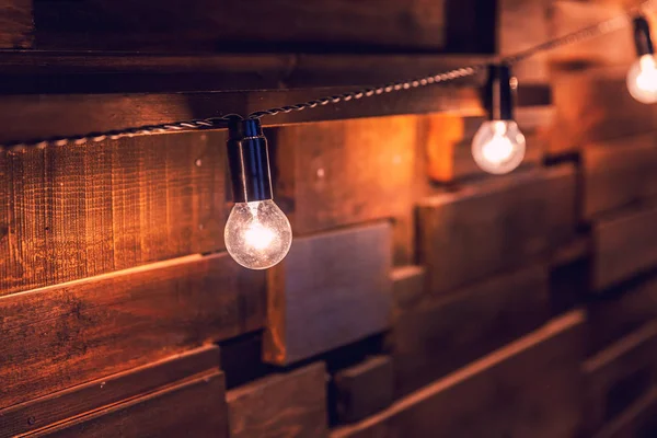 Ahşap plakalar lambaları arka plan ile. Altın ışıkları ile iç odası dekore edilmiş