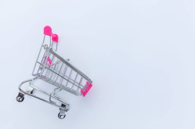 Beyaz arka planda küçük süpermarket bakkal oyuncak Push cart