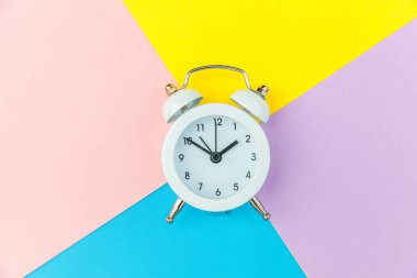 Vintage alarm saati mavi sarı pembe pastel renkli trendy geometrik arka plan üzerinde izole