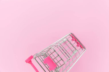 Pembe pastel renkli arka planda izole küçük süpermarket bakkal oyuncak Push cart