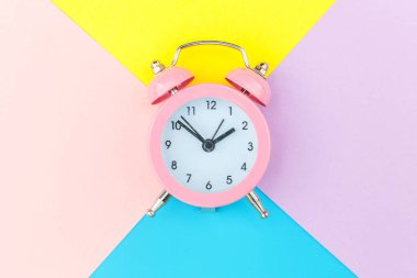 Vintage alarm saati mavi sarı pembe pastel renkli trendy geometrik arka plan üzerinde izole